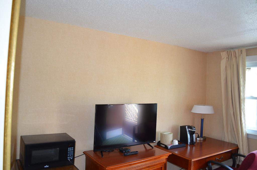 Hyannis Host Inn Room photo